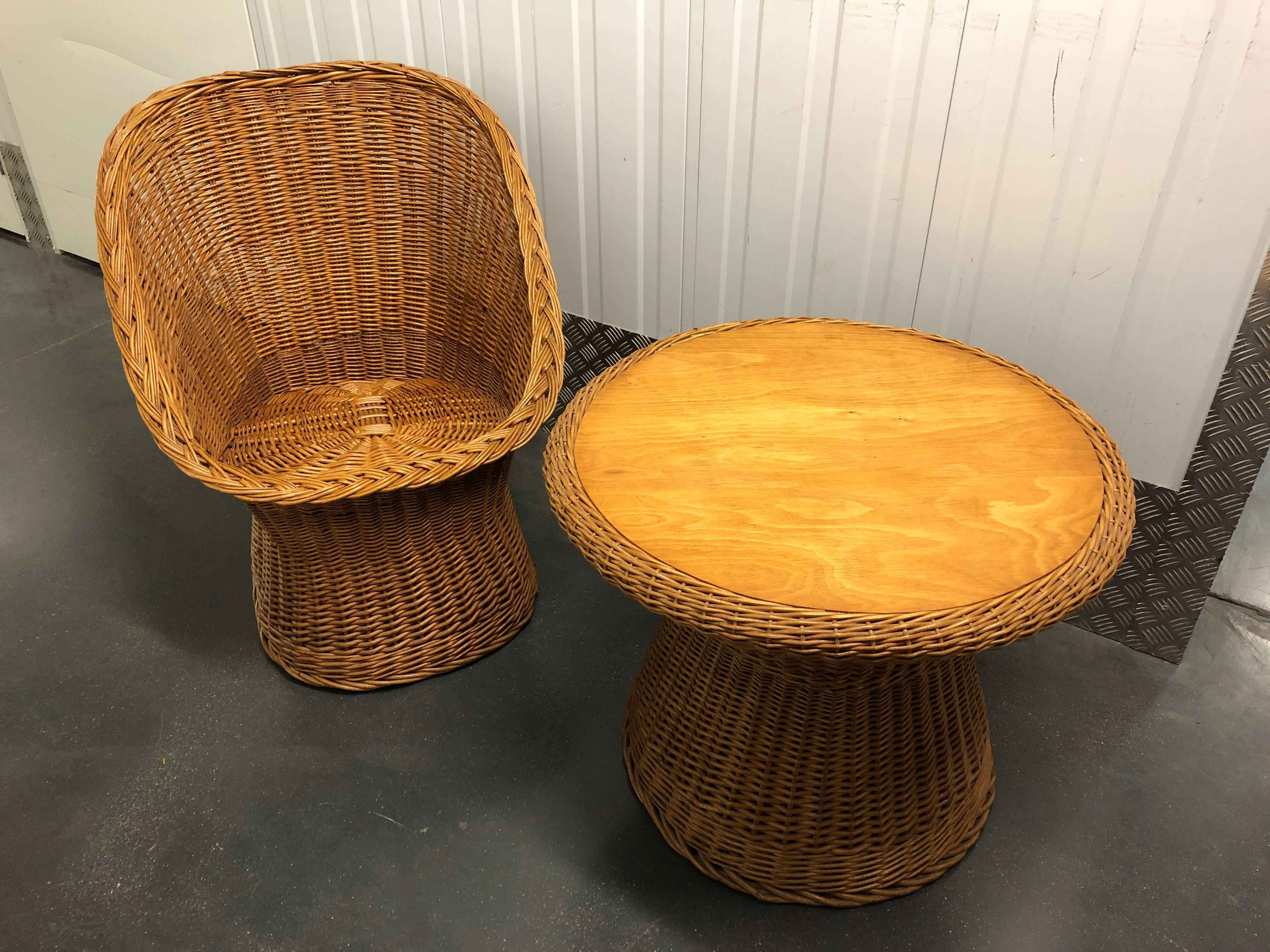 Round coffee table in rattan and varnished wood around 1960