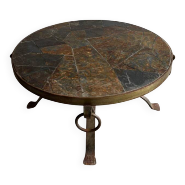Table basse ronde brutaliste des années 1970 – Plateau en ardoise grise et piètement en fer forgé couleur cuivre