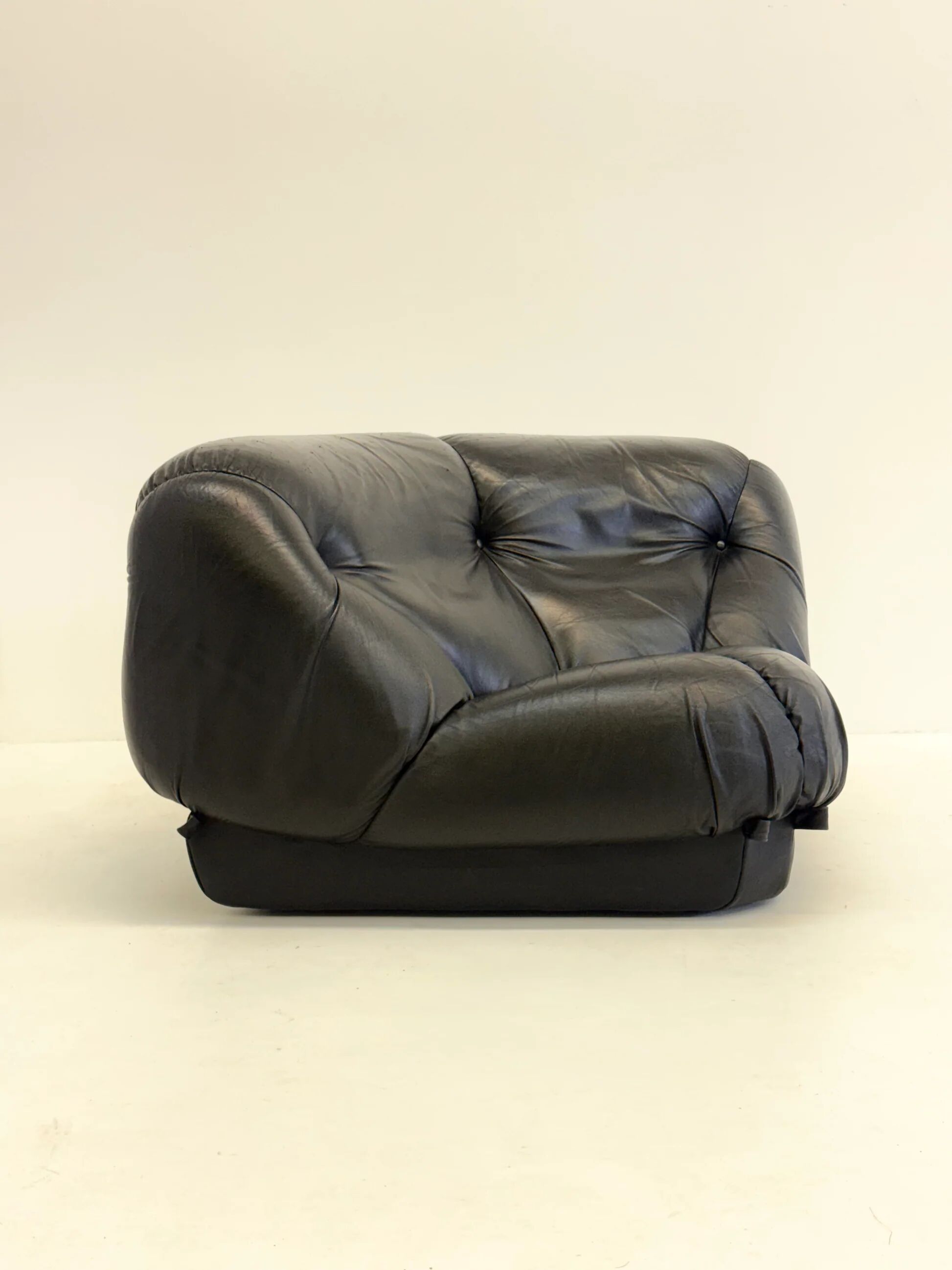 Black leather Nuvolone modular lounge sofa Rino Maturi for Mimo Padova