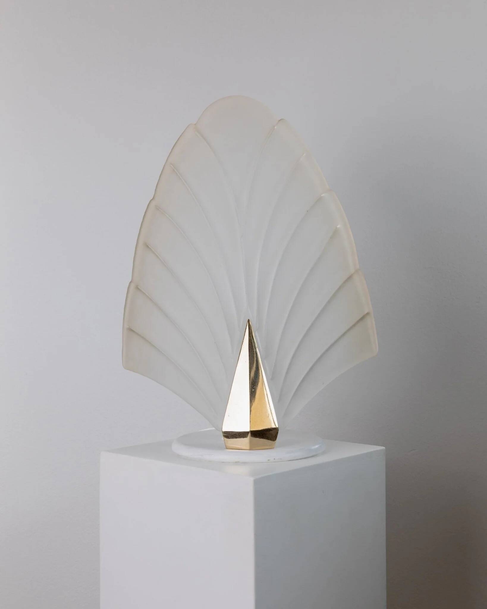 Lampe de table vintage XXL en verre de Murano avec abat-jour en feuille blanche givrée et base en métal doré – Italie années 1980