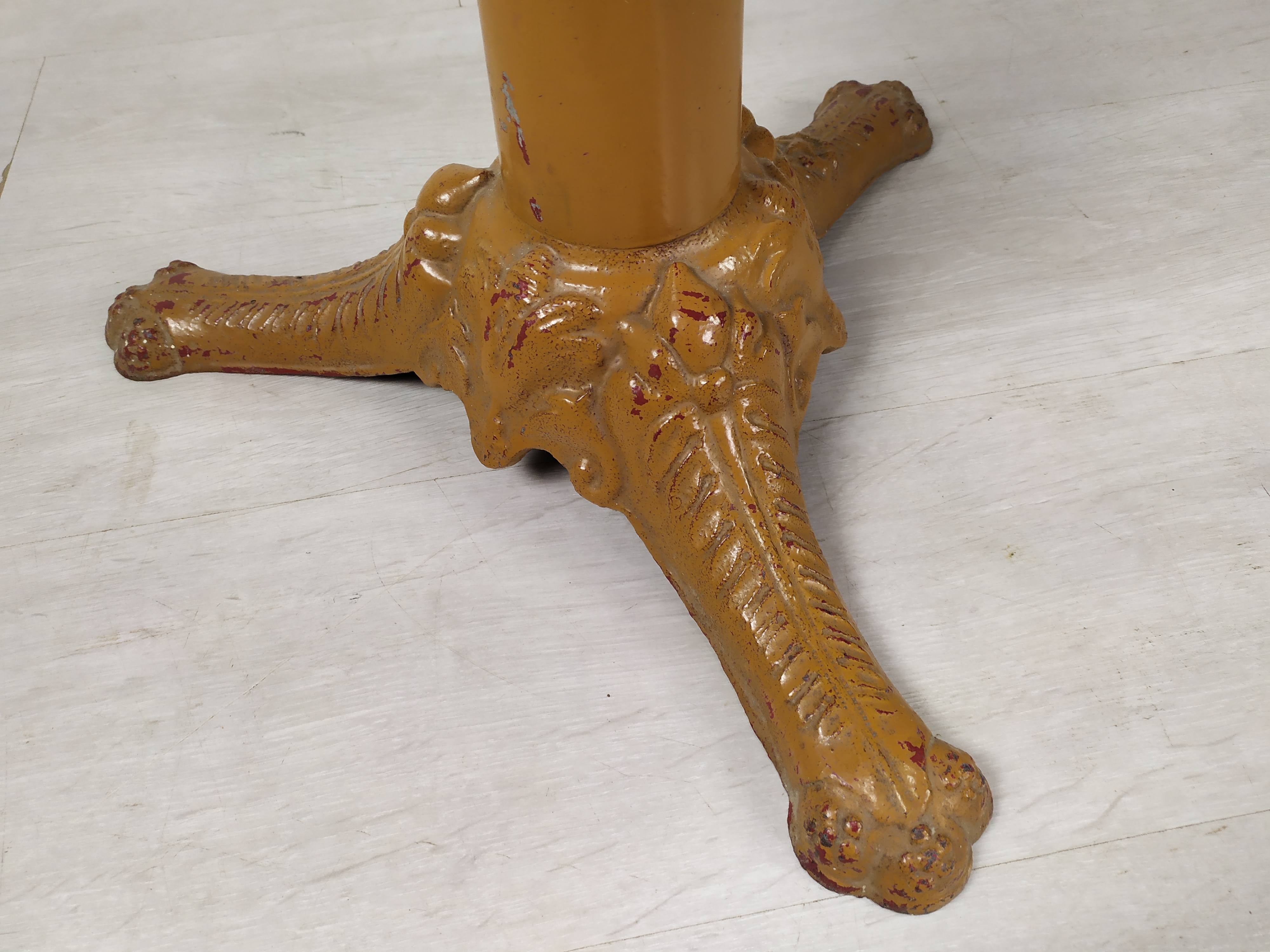 Garden pedestal table