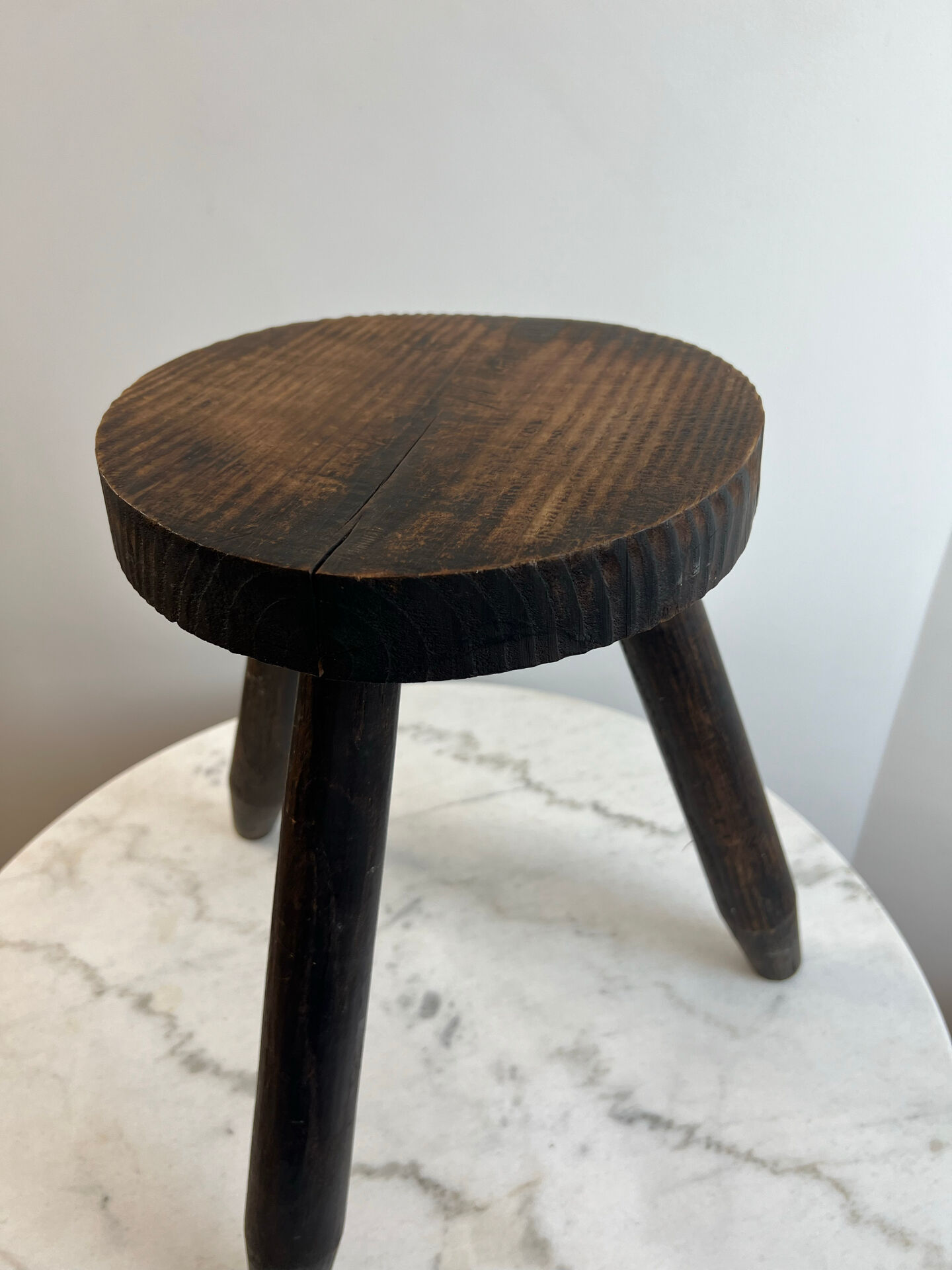 Tripod stool in solid wood — Charlotte Perriand spirit