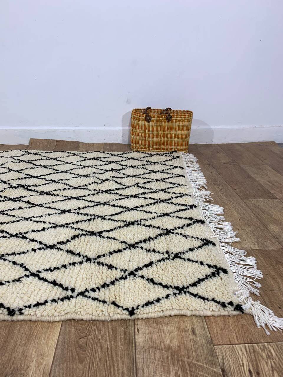 Handmade moroccan berber rug 210 x 130 cm