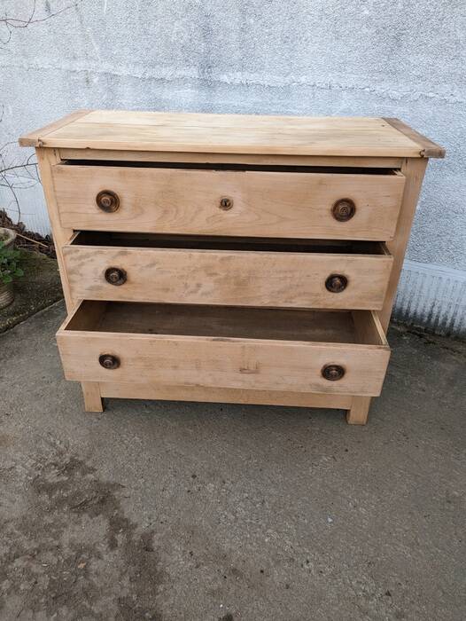 Solid wood chest of drawers