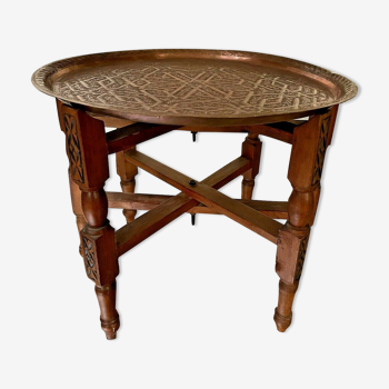 Table à thé orientale, marocaine, plateau cuivre, pietement bois gravé, ethnique