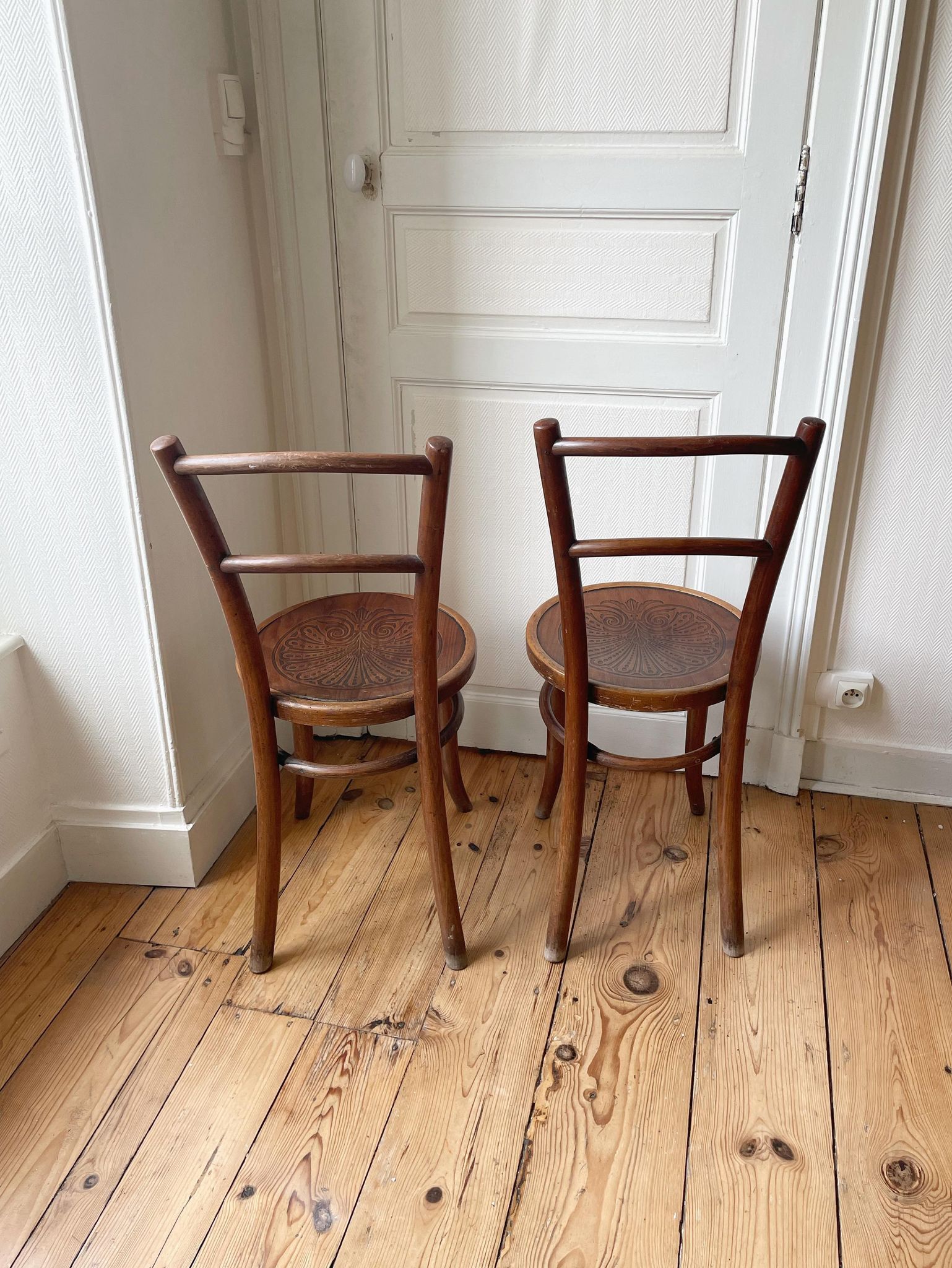 Lot 2 wooden Thonet bistro chairs