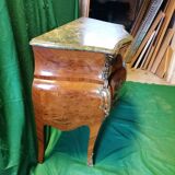 Petite commode tombeau, style Louis XV Régence - Loupe d'orme et marbre vert.