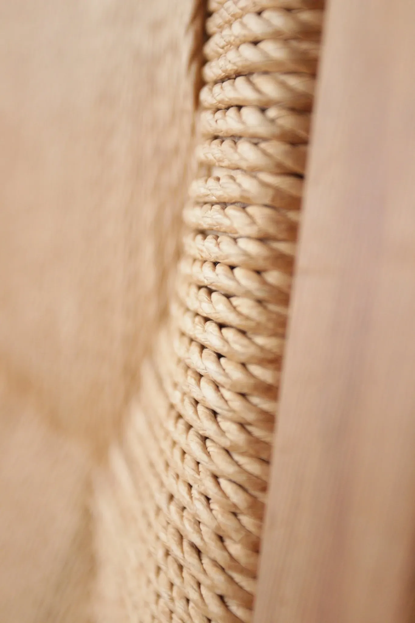 Ensemble de quatre chaises de salle à manger danoises modernes du milieu du siècle en papercord et pin massif.