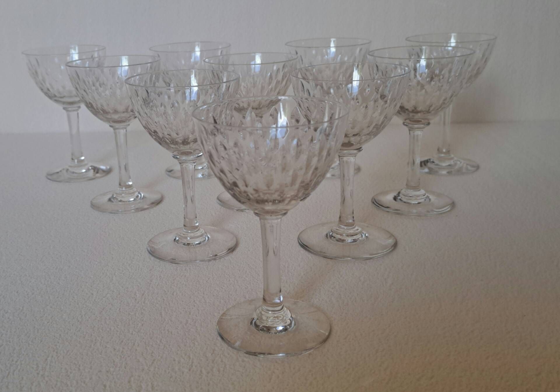 10 crystal Porto glasses from Baccarat, model Magenta Grain De Riz.