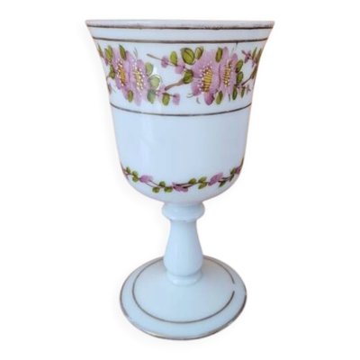 Verre sur pied en forme de calice en opaline blanche et décor de fleurs