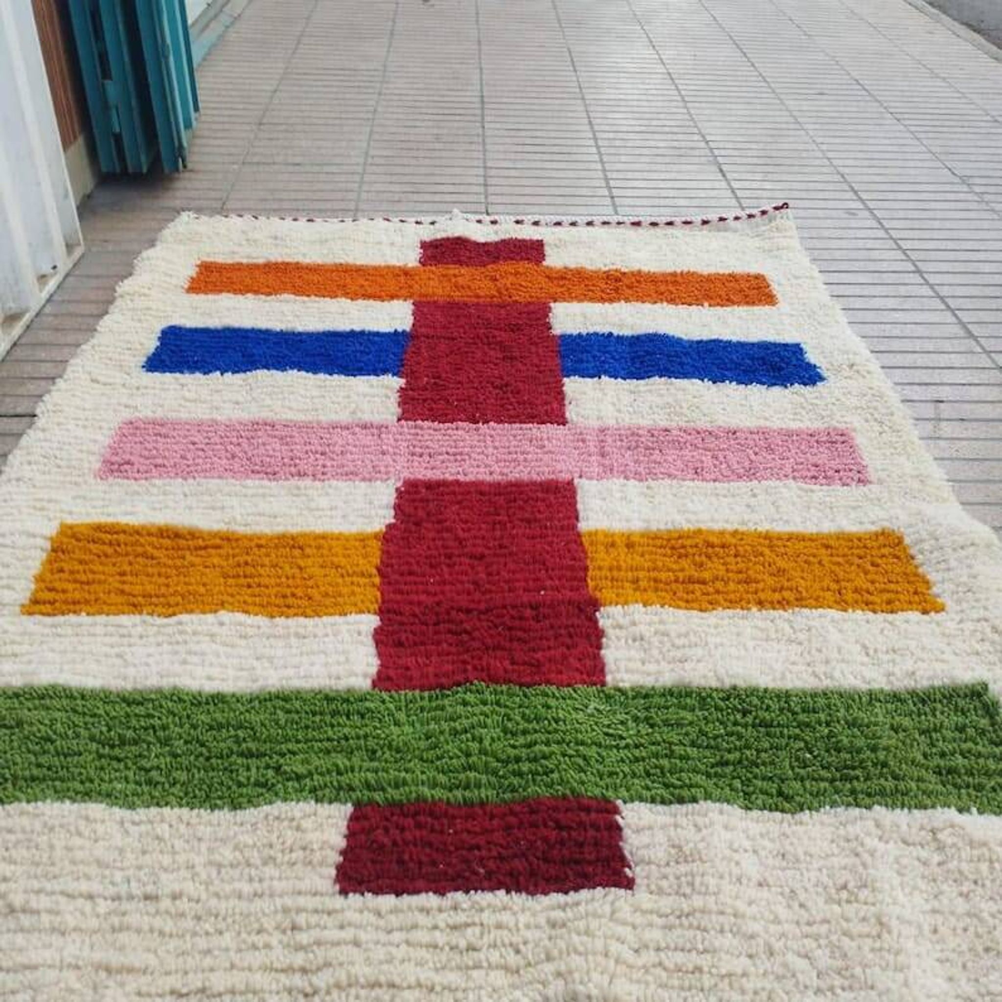 Traditional hand-woven Beni Mrirt rug, size 150 x 250 cm