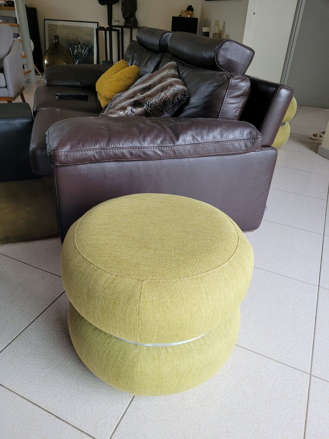 Vintage round pouf