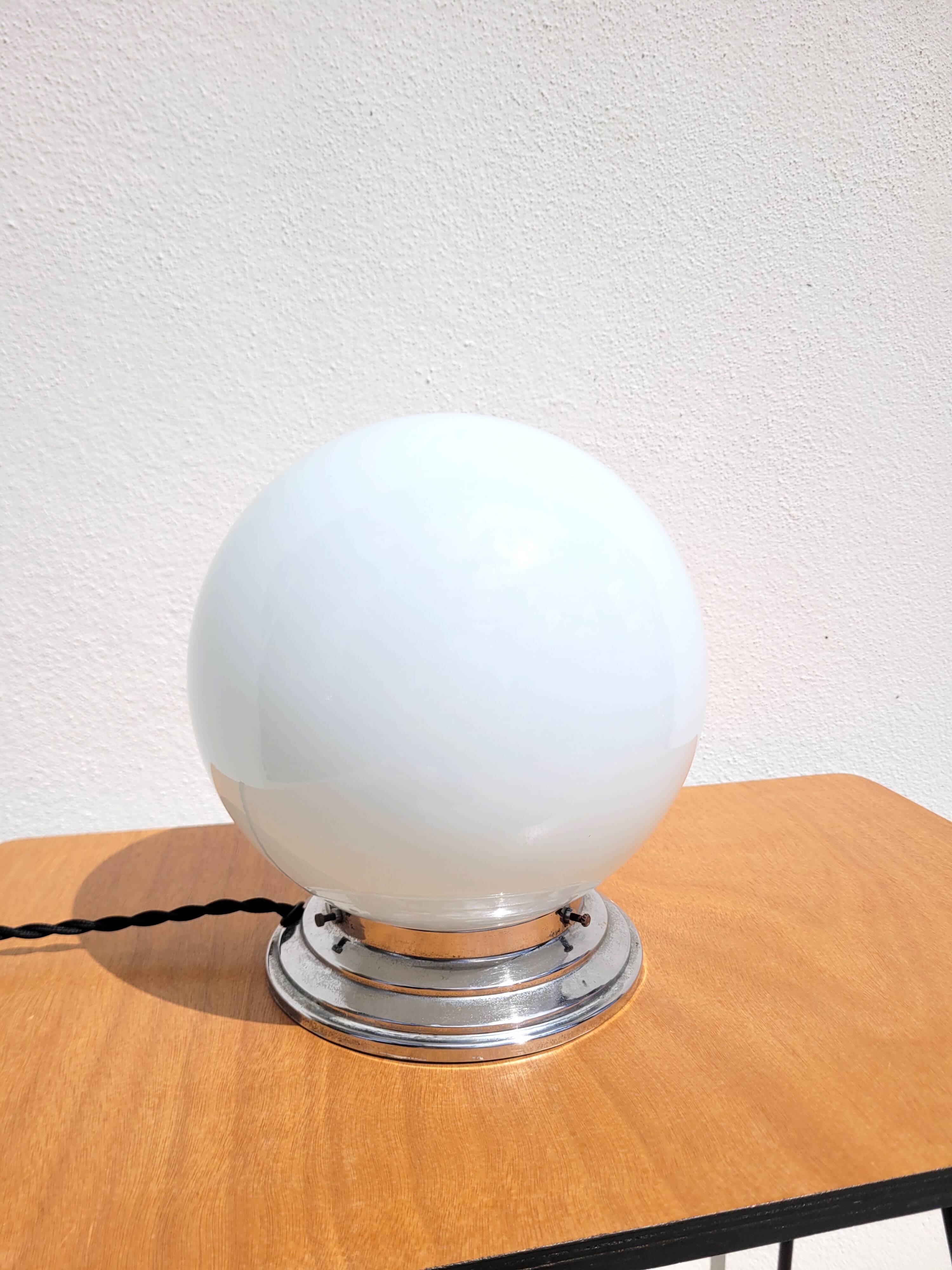 Lampe à poser globe en opaline – Ancien plafonnier années 50
