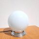 Lampe à poser globe en opaline – Ancien plafonnier années 50