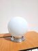Lampe à poser globe en opaline – Ancien plafonnier années 50