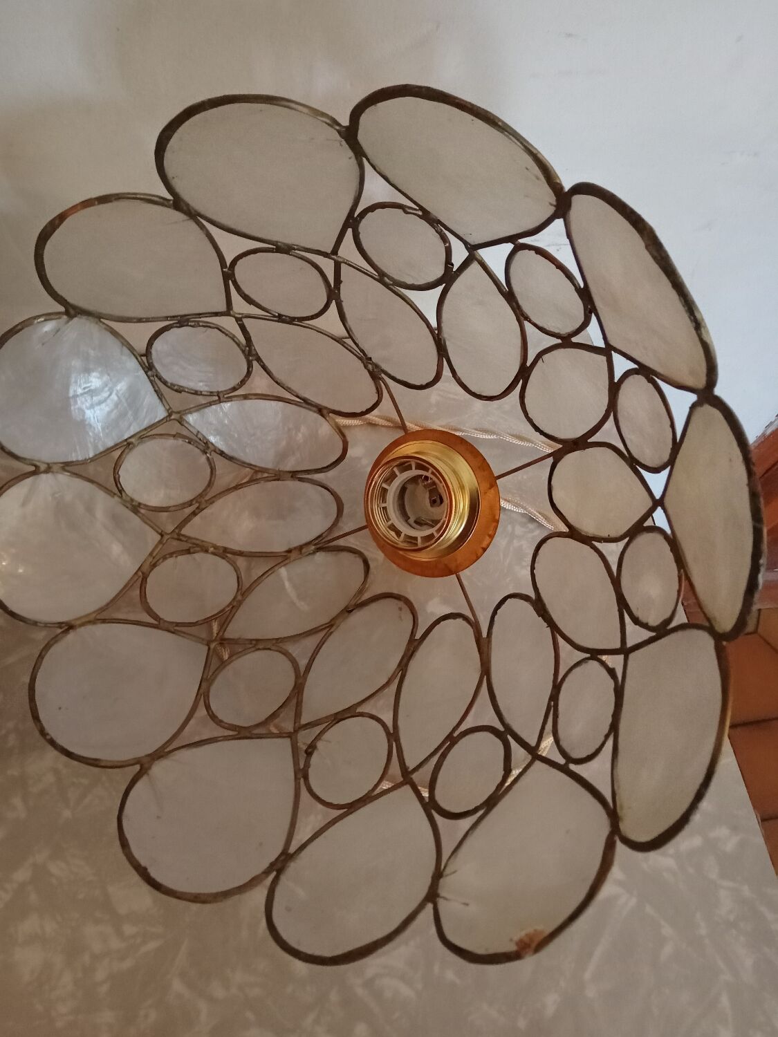 Pair of mother-of-pearl suspensions