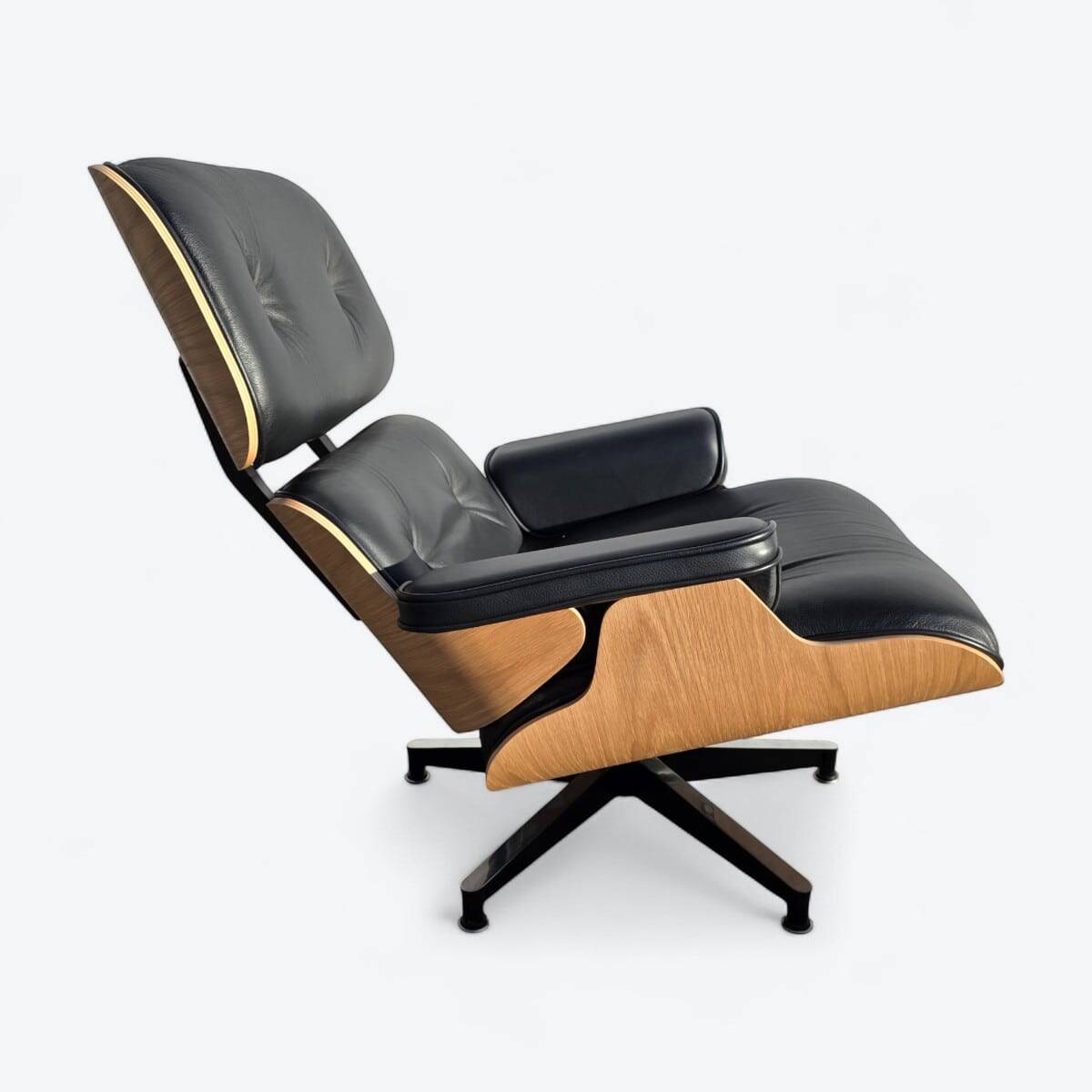 Fauteuil et repose-pieds hauts Herman Miller Original Eames, noir et chêne