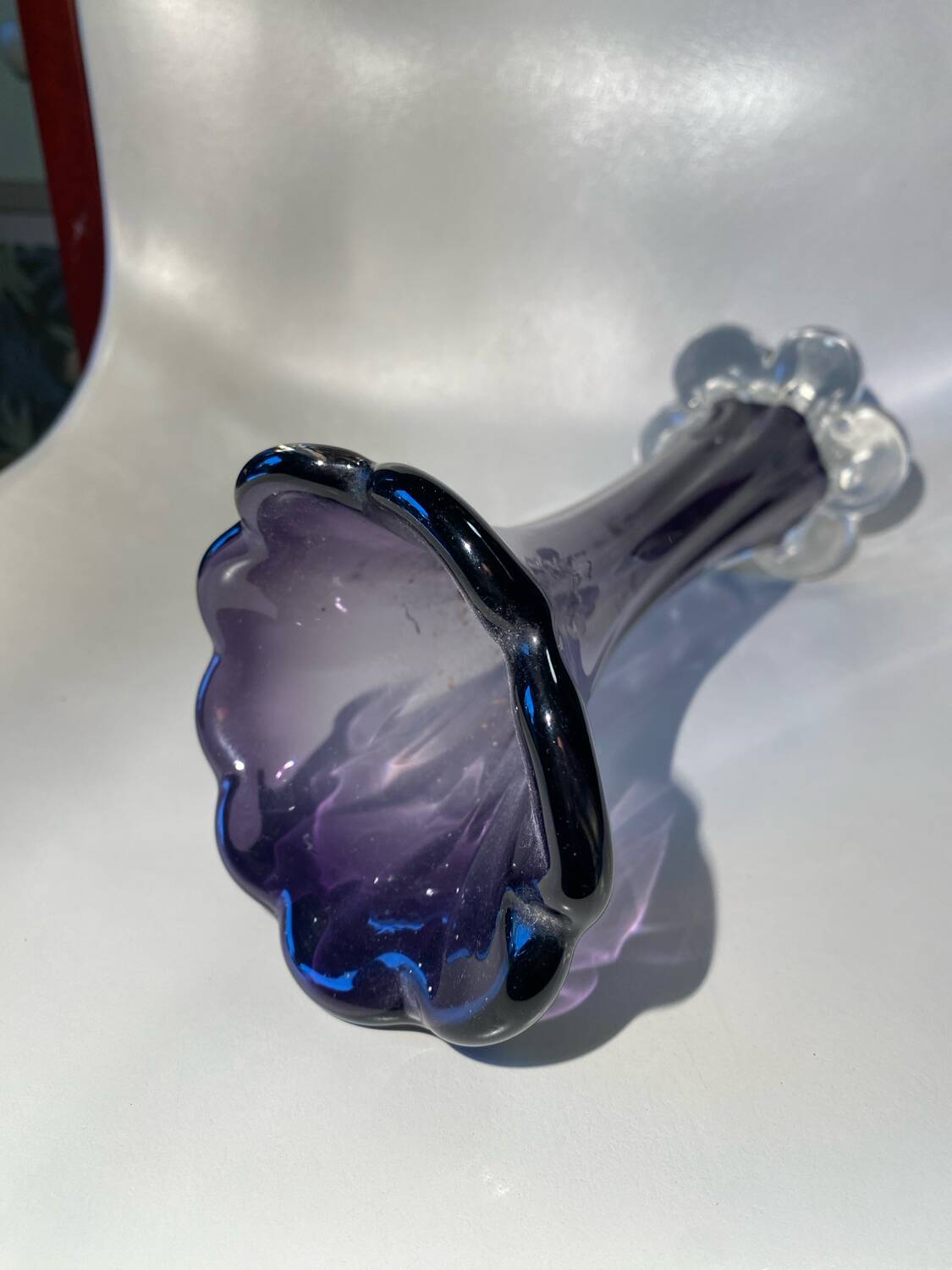 Vase en verre soufflé violet 70s