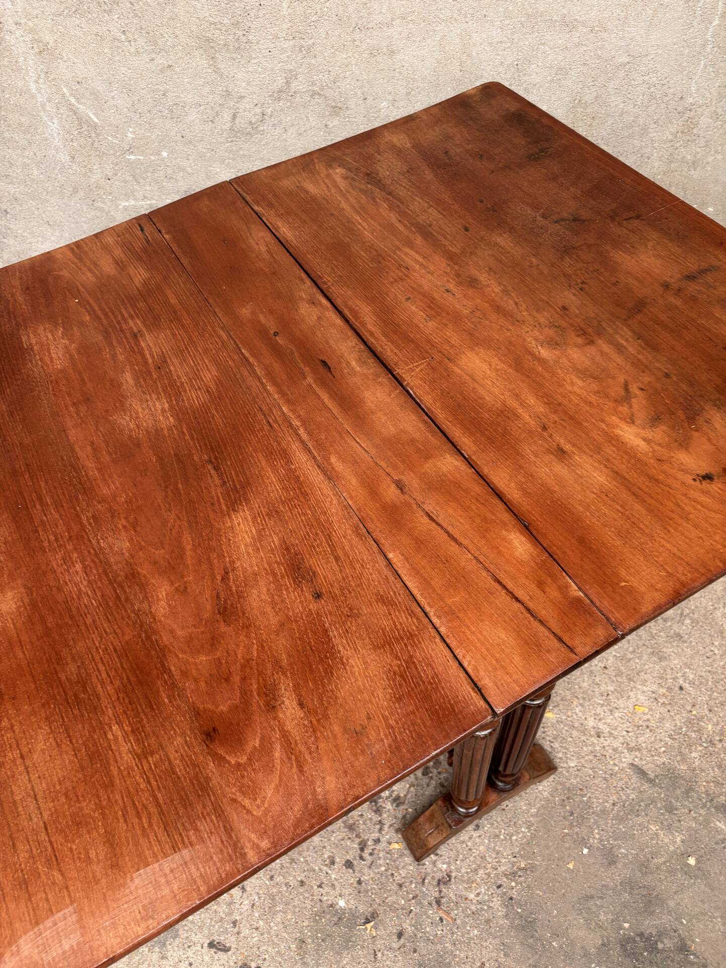 Extensible Napoleon III gateleg table