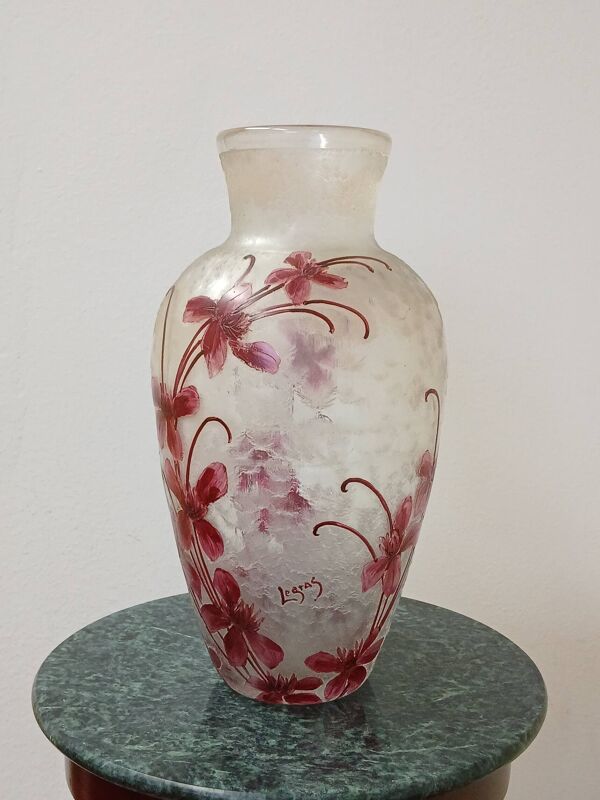 Vase legras dégagé à l'acide avec des motifs floraux