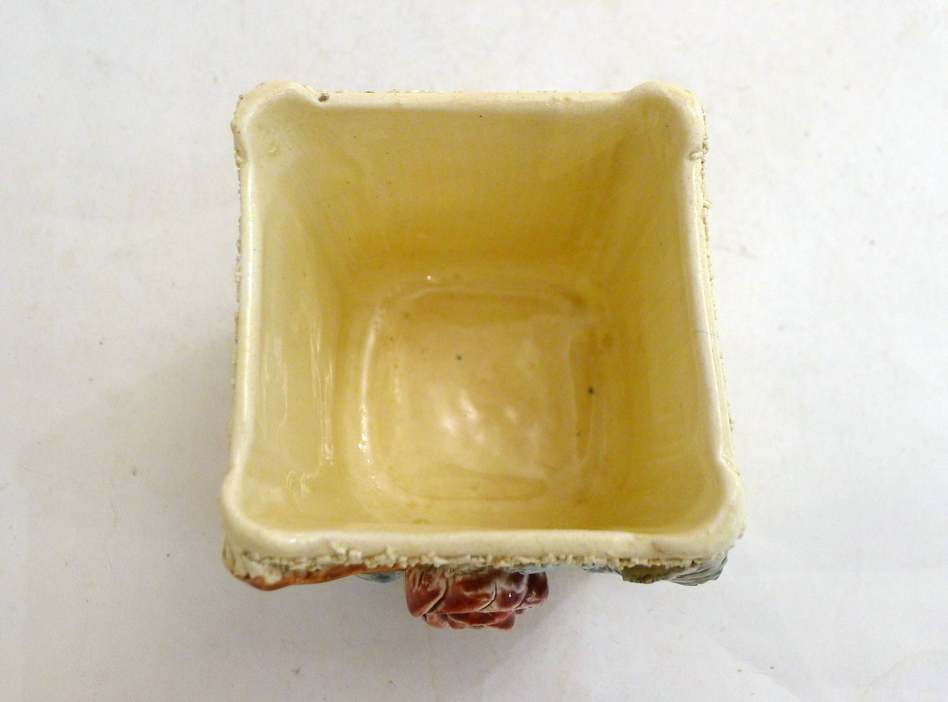 Small rose-patterned cache-pot in earthenware.