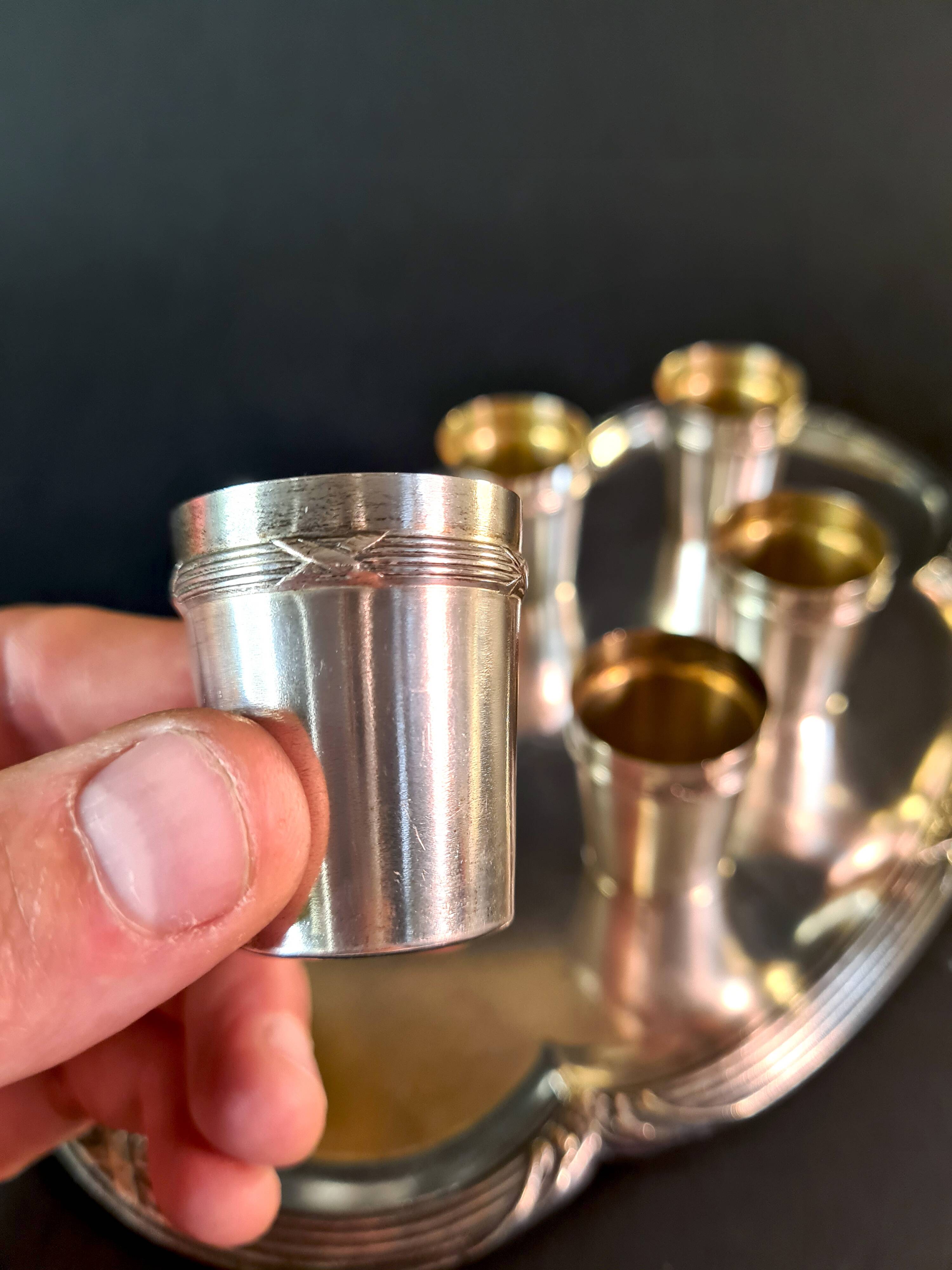 Élégance à l’ancienne : Service à vodka en métal argenté