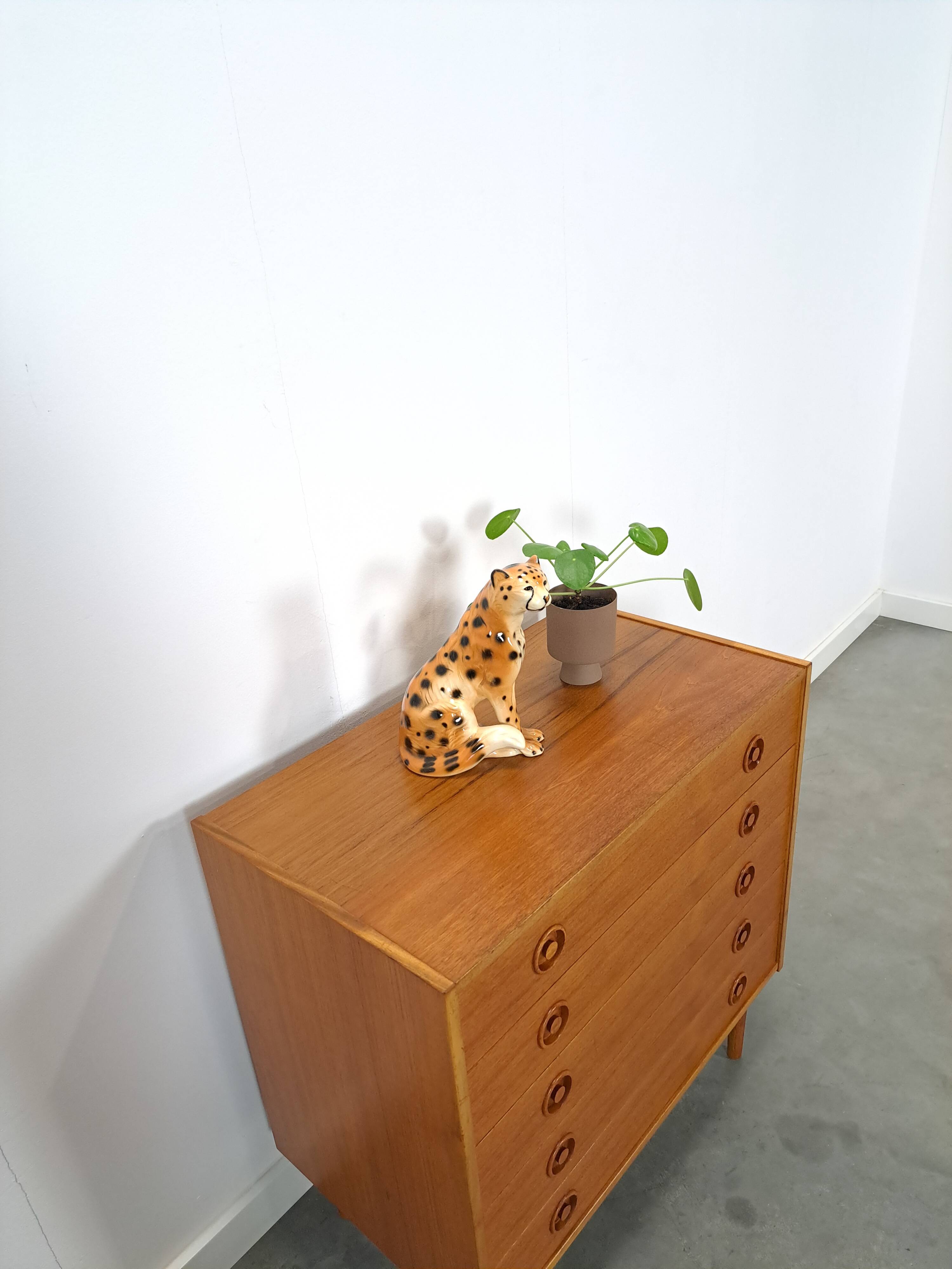 Commode en teck du Danemark avec 5 tiroirs.