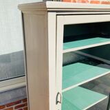 Old Walk-in Showcase with 4 boards