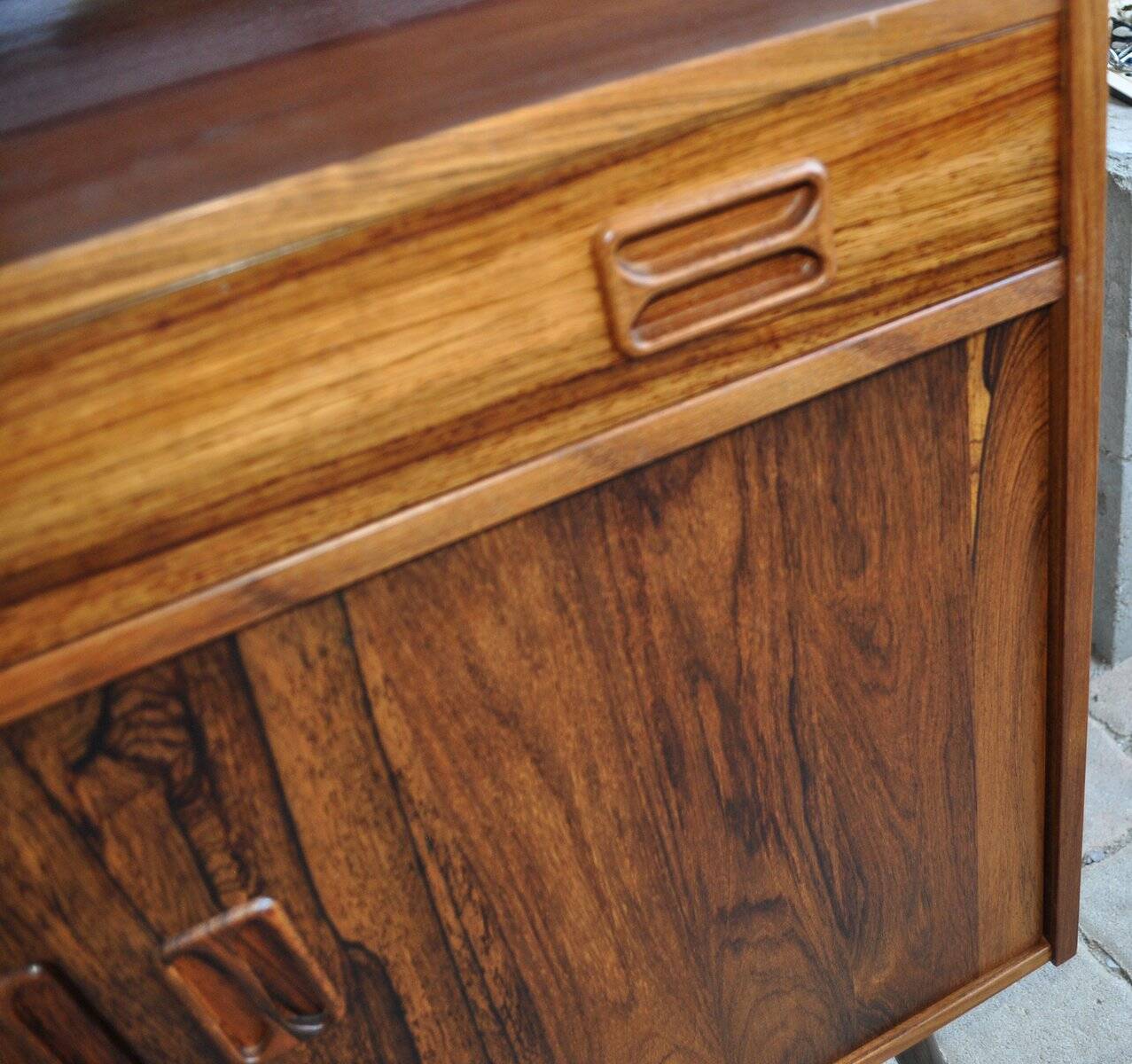 Scandinavian commode in brown rosewood from the 1960s, with 1 drawer and 2 doors.