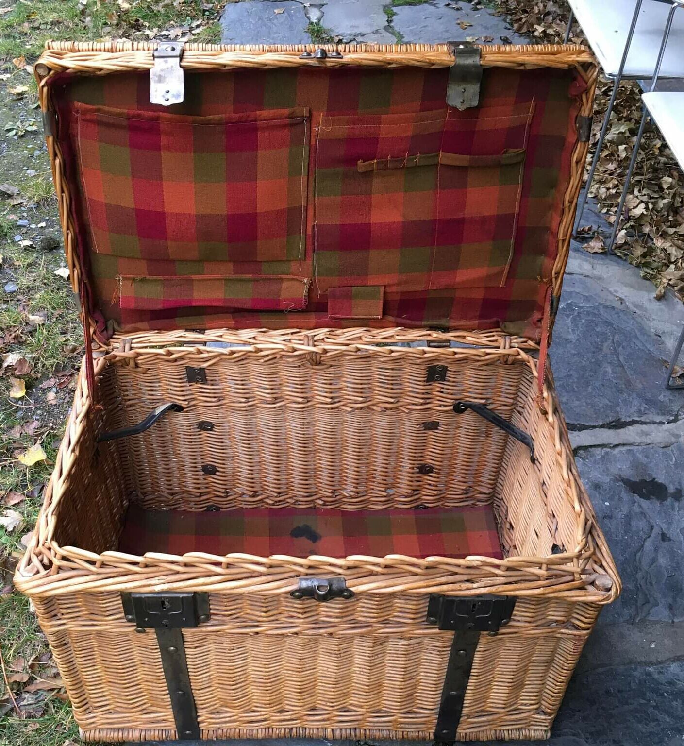 Wicker trunk