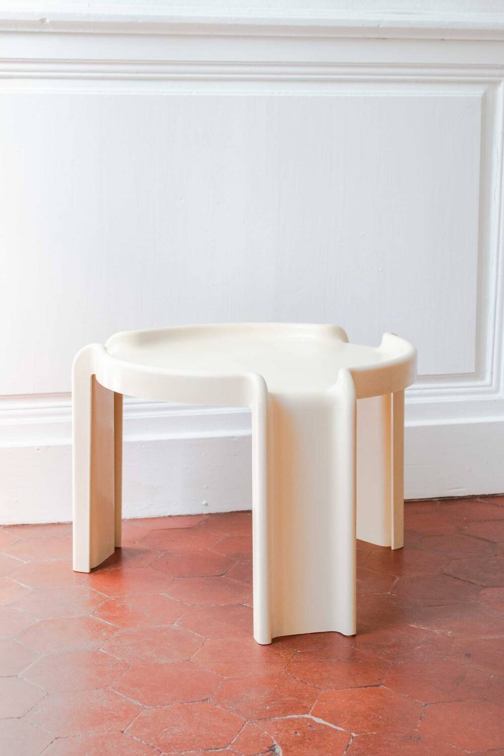 Kartell 4905 beige coffee table design by Giotto Stoppino