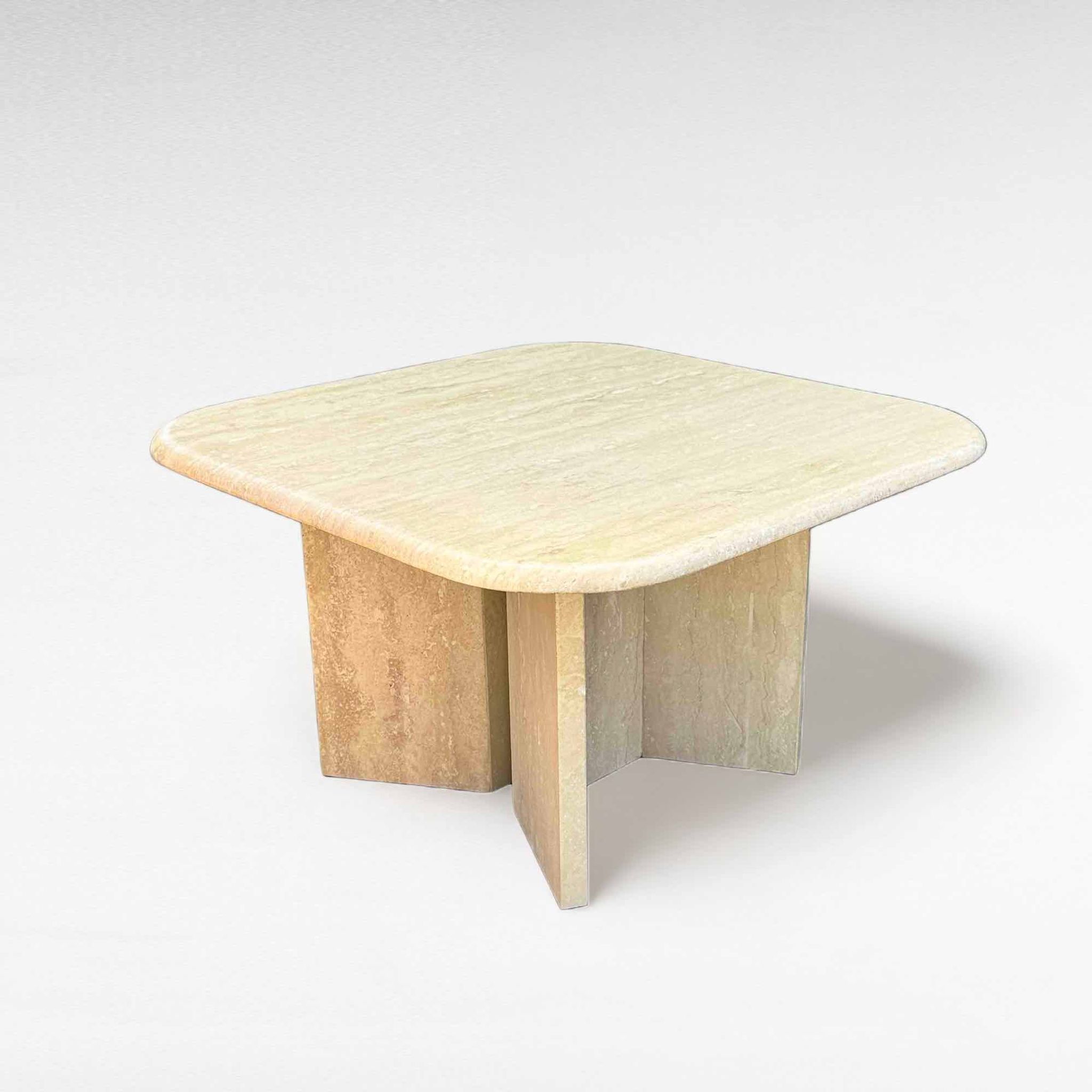 Table basse carrée en travertin aux coins arrondis, Italie, années 1970