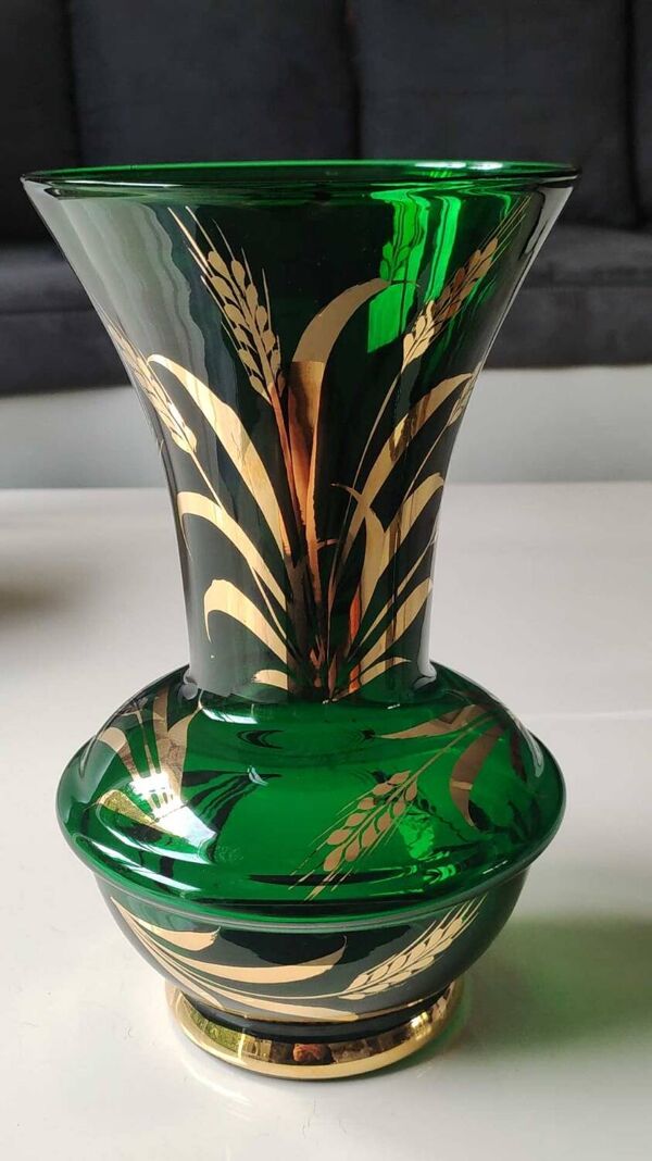 Vase Verrerie de Monaco/Monte Carlo, estampillé emblème Couronne. En verre soufflé vert émeraude, motifs épis de blé or. Dim 25 x 15 cm