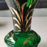 Glassware vase from Monaco/Monte Carlo, stamped with the Crown emblem. In emerald green blown glass, gold ears of wheat patterns. Size 25 x 15 cm