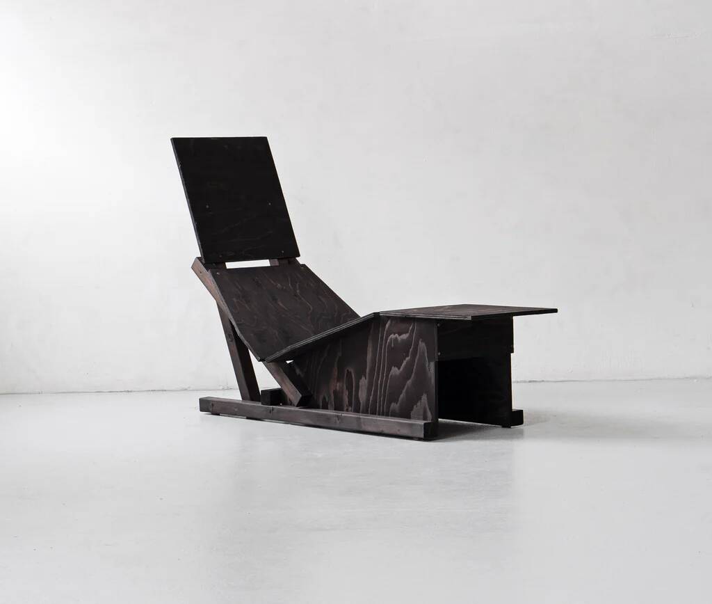 Chaise en contreplaqué '4PM Self Build' par Mass Productions / Aram