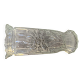 Vase en verre transparent décor floral en relief années 1980, col festonné et pied polygonal