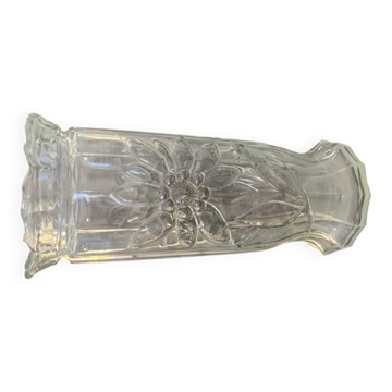 Vase en verre transparent décor floral en relief années 1980, col festonné et pied polygonal