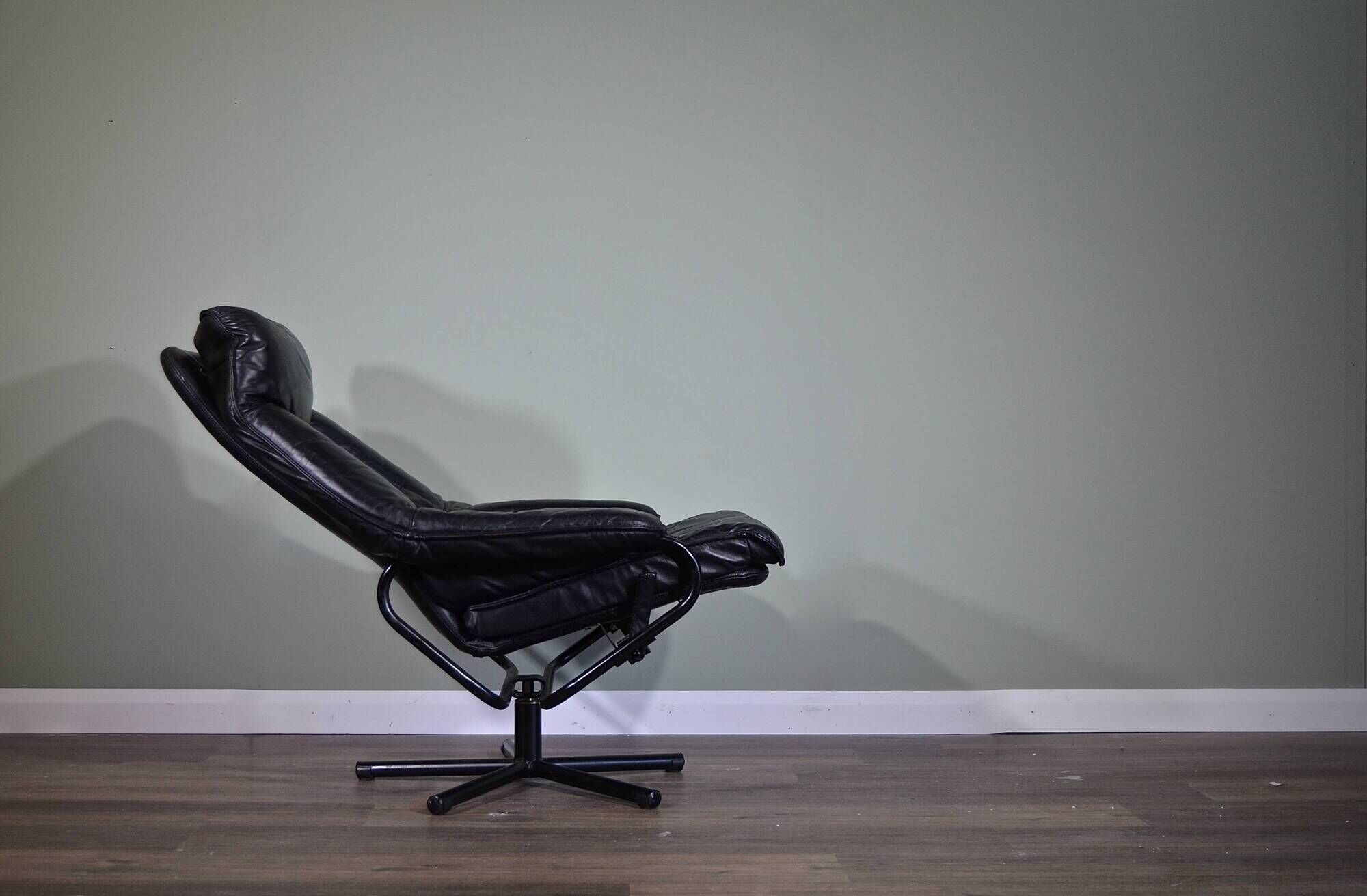 Fauteuil pivotant/inclinable norvégien Skoghaug en cuir noir du milieu du s