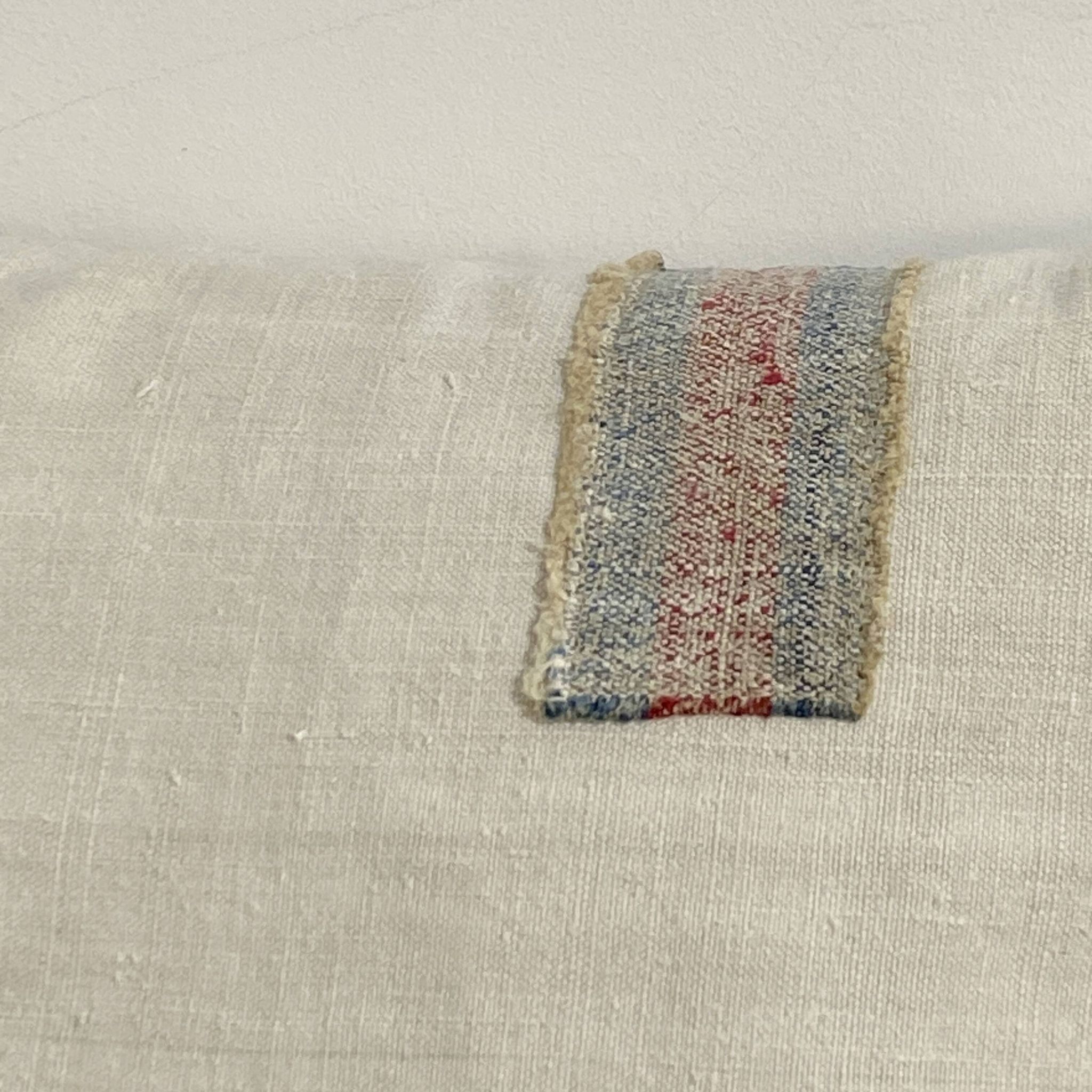 Coussin carré en toile ancienne style Kilim