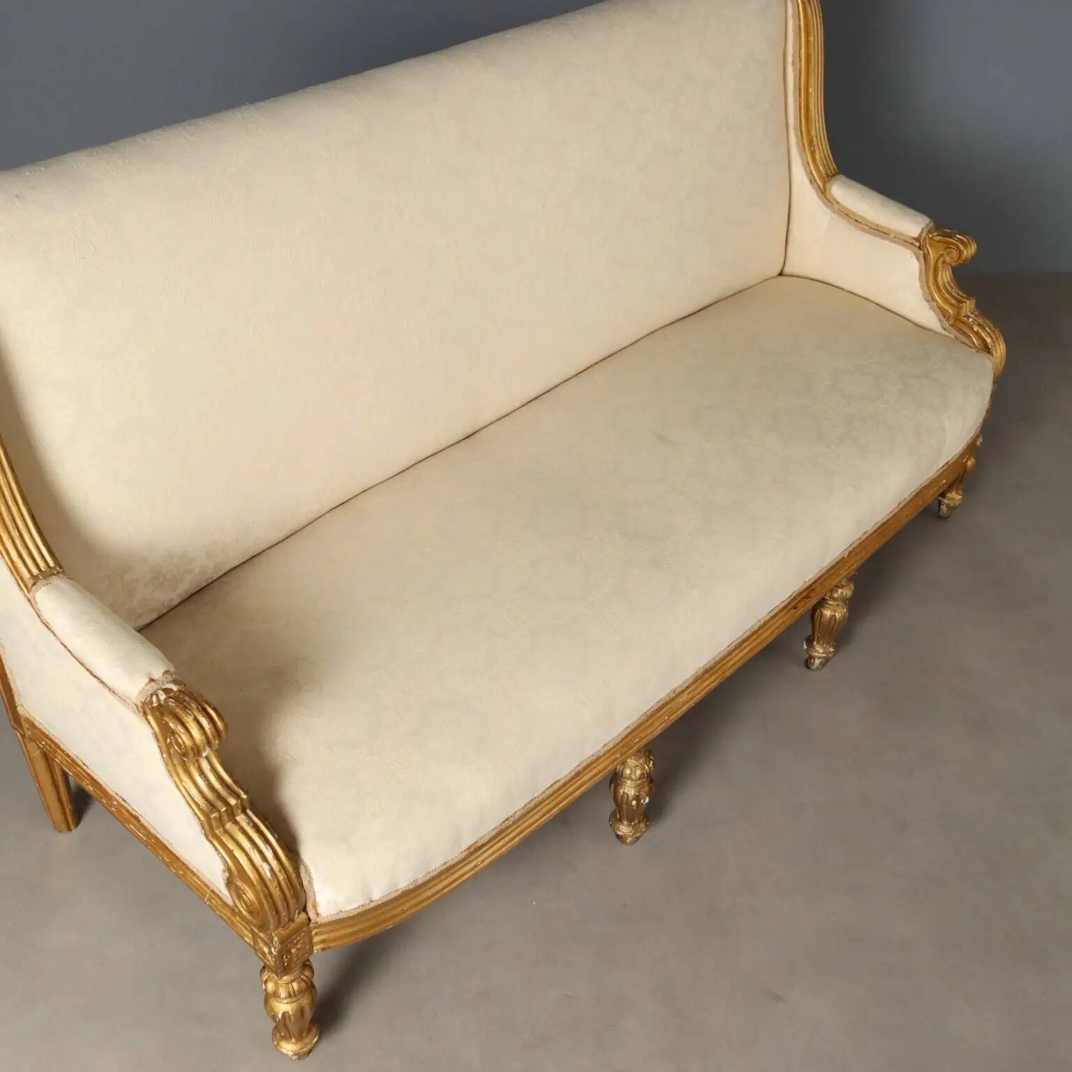 Antique neoclassical canapé in carved wood, Italy, 19th century.