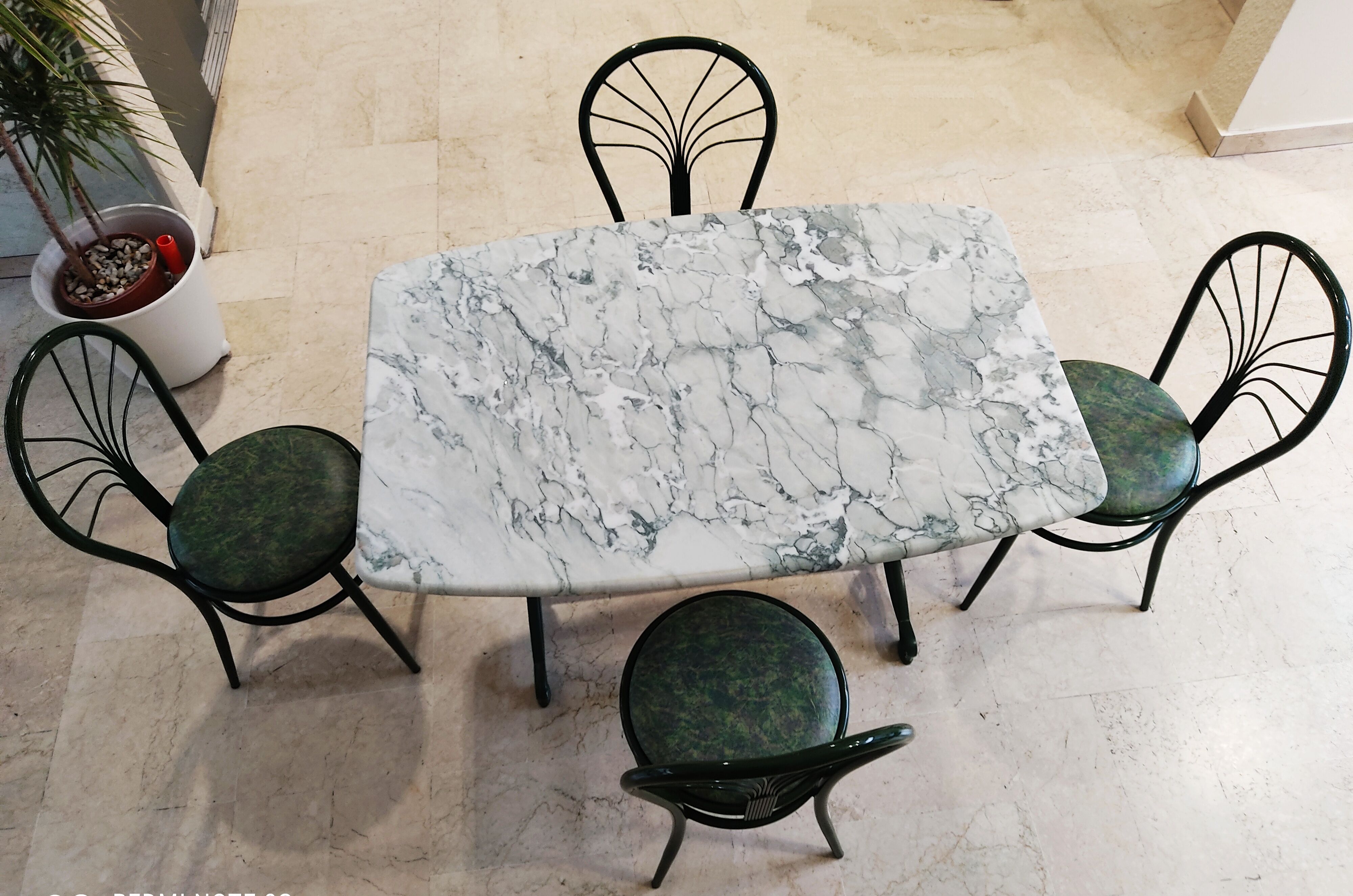 Table à manger en marbre, pieds fonte verts et 4 chaises tube acier assorties revêtement simili cuir