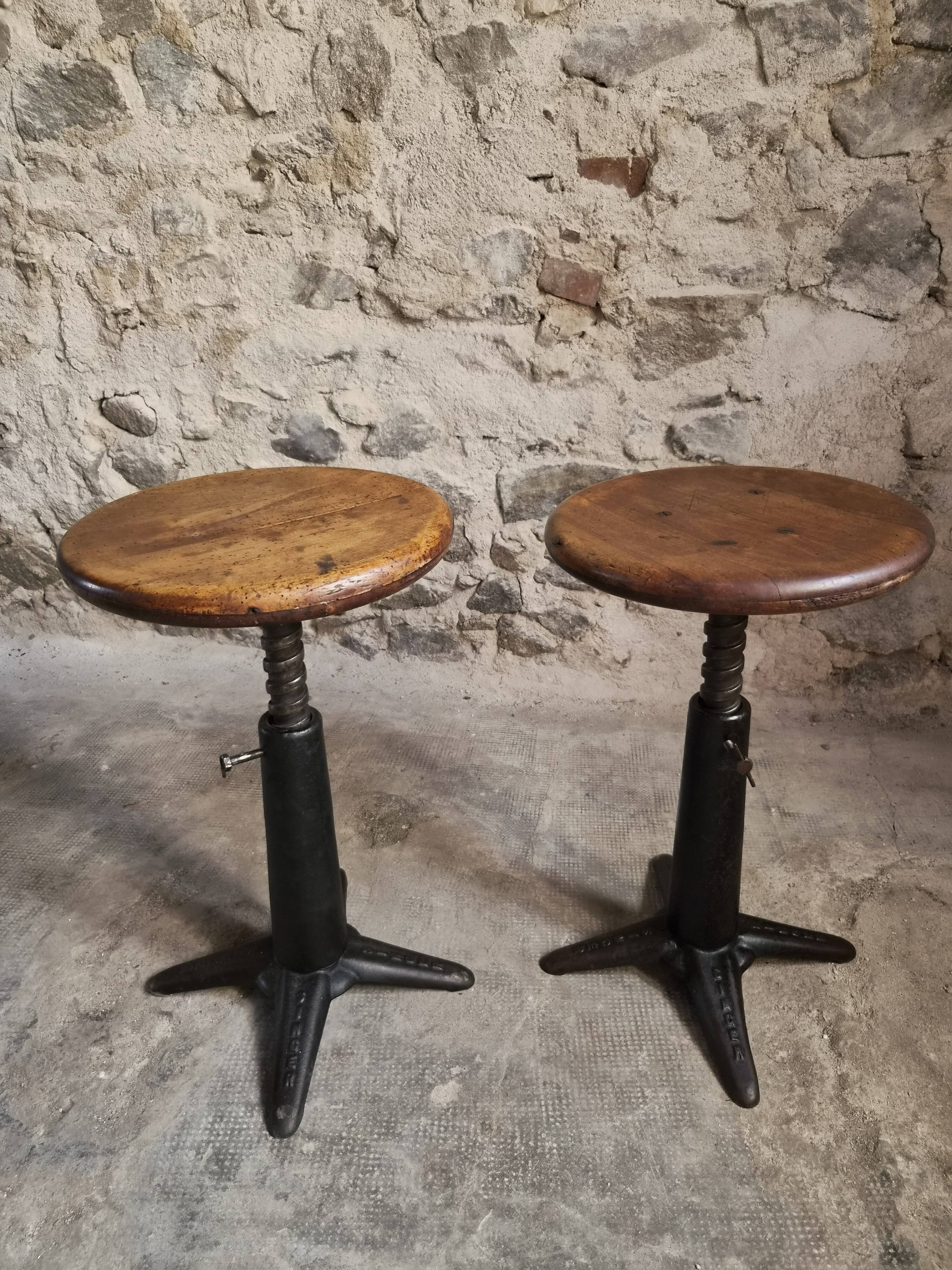 Ensemble de 6 tabourets industriels réglables Singer anciens, France, vers 1900–1930