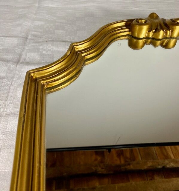 Hexagonal mirror in gilded wood