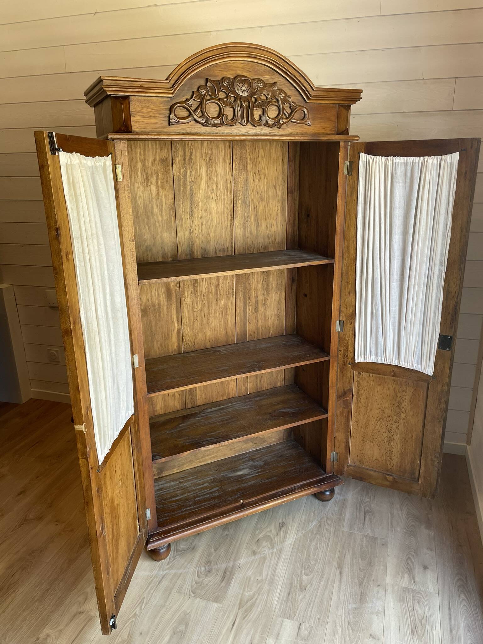 Beautiful antique solid wood wardrobe, country chic / Provençal, carved.