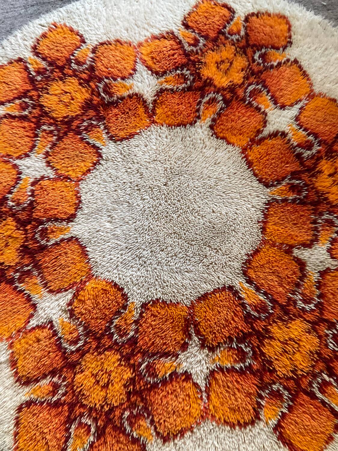 Desso pure wool round rug from the 70s