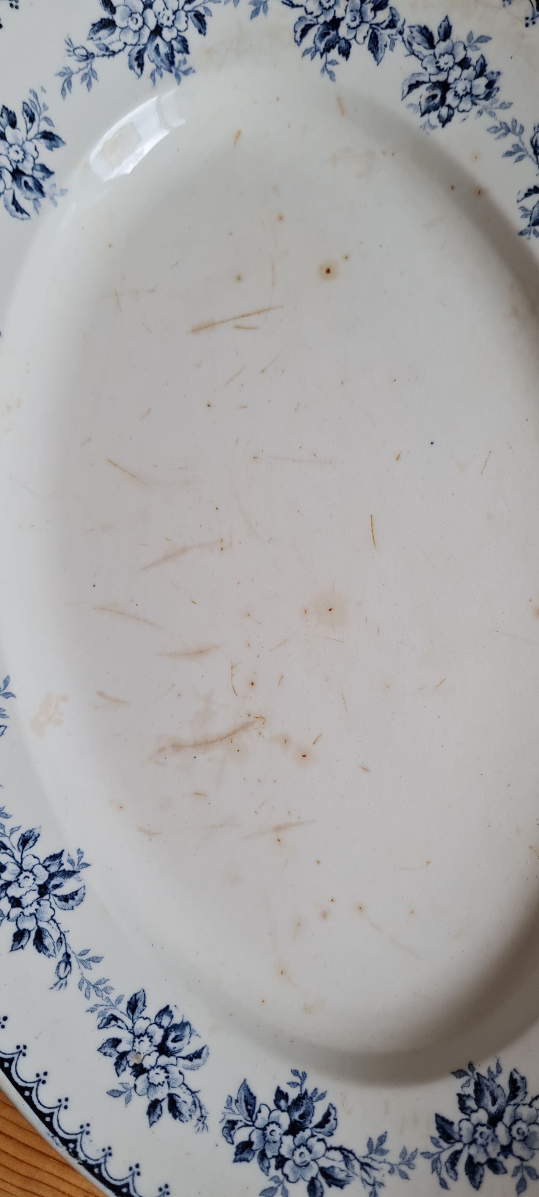 Oval serving dish in iron earth