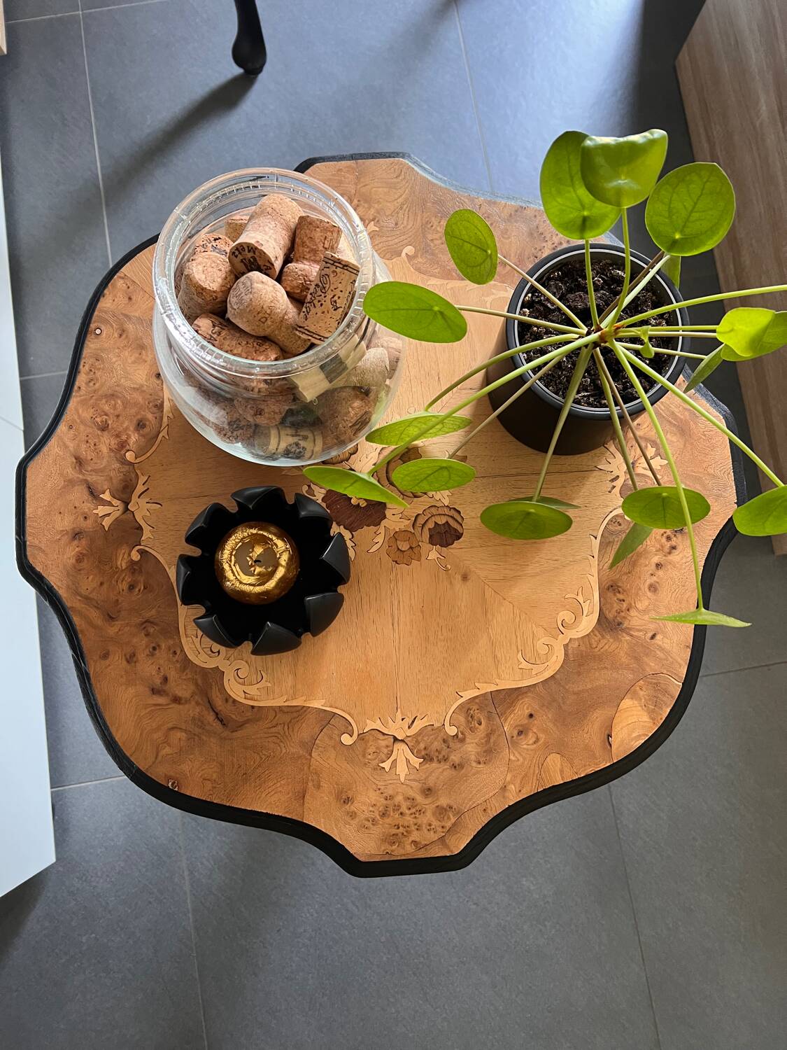Guéridon ancien rénové avec marqueterie fleur
