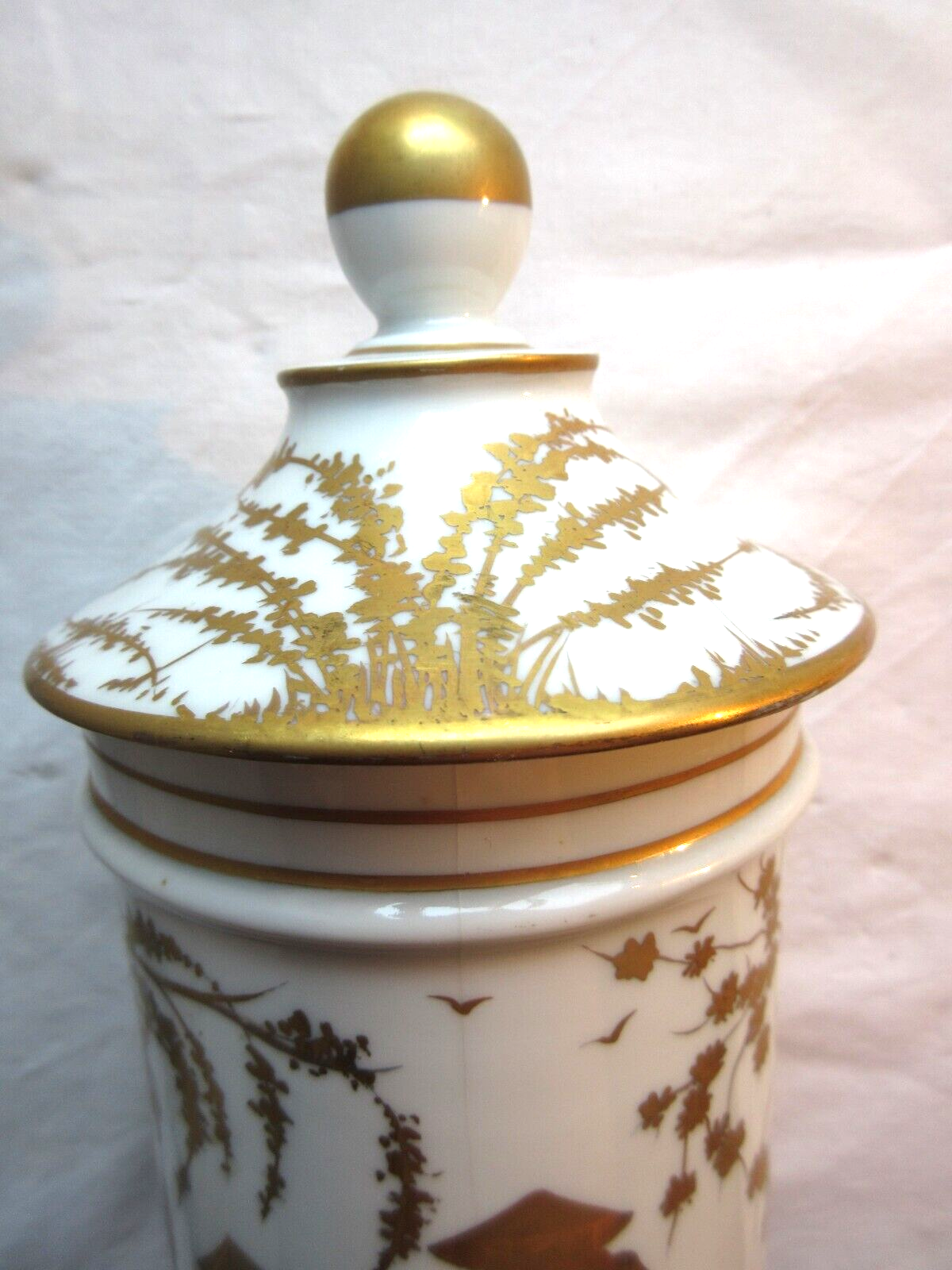 Pharmacy pot, Paris porcelain Asian decoration with fine gold: Napoleon III
