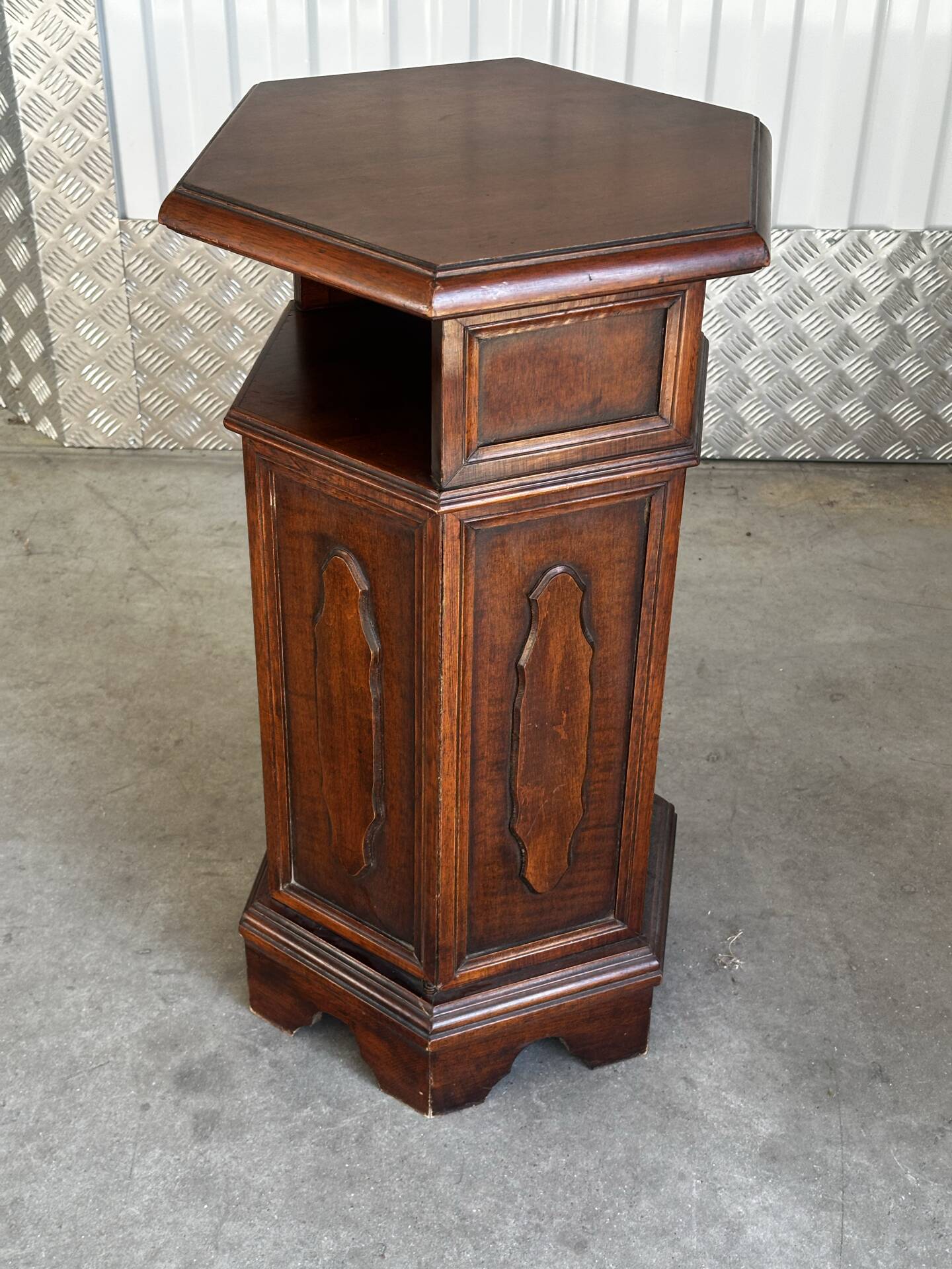 Meuble d’appoint hexagonal en bois d’acajou– XXe siècle