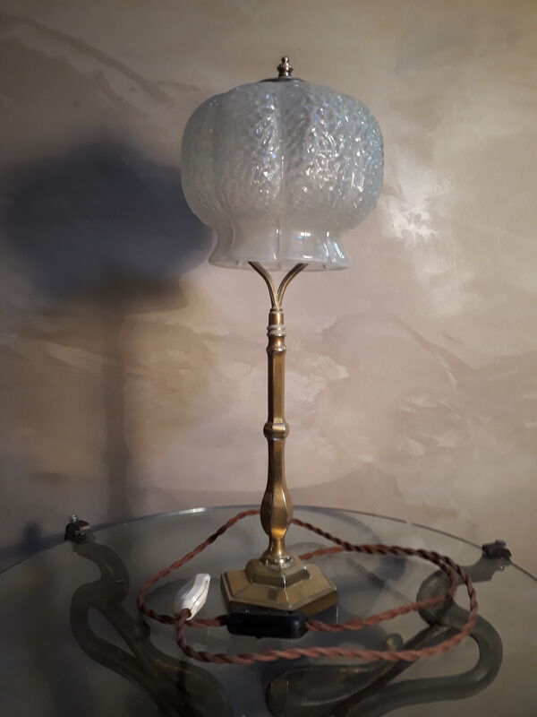Lampe laiton et son verre moulé  en forme de cloche  ,  style art deco  1930  electrici